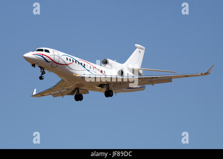 Eine private Dassault Falcon 7 X [M-erwirbt] auf Endanflug Piste 31. Stockfoto