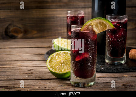 Traditionelles spanisches alkoholisches Getränk, Cocktail, Calimocho. Mit Wein, Cola, Limettensaft und Eis. Dekoriert mit Stücken von Kalk. Textfreiraum Stockfoto