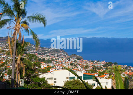 Malerische Luftaufnahme von Gebäuden in Funchal Stadt, Insel Madeira, Portugal. Malerische dramatischer Himmel im Hintergrund Stockfoto