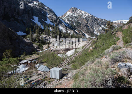 Überschüssiges Wasser wird abgepumpt Agnew See im Besitz und wird betrieben von Southern California Edison nach Rekordwinter Schnee verursacht schweren Schneeschmelze Abfluss. Stockfoto