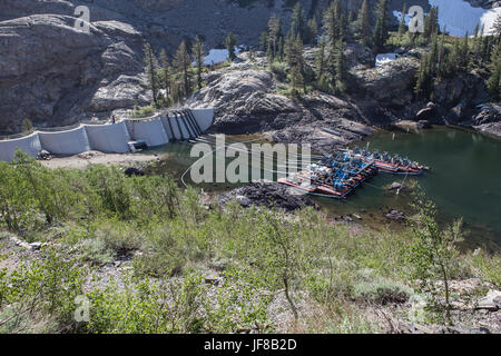 Überschüssiges Wasser wird abgepumpt Agnew See im Besitz und wird betrieben von Southern California Edison nach Rekordwinter Schnee verursacht schweren Schneeschmelze Abfluss. Stockfoto