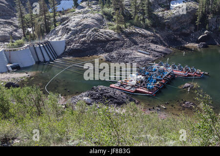 Überschüssiges Wasser wird abgepumpt Agnew See im Besitz und wird betrieben von Southern California Edison nach Rekordwinter Schnee verursacht schweren Schneeschmelze Abfluss. Stockfoto