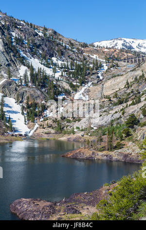 Agnew See mit Gem Lake dam hoch oben in der Ferne die Berge der Sierra Nevada über die Gemeinschaft der June Lake. Stockfoto