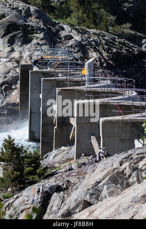 Überschüssiges Wasser wird abgepumpt Agnew See im Besitz und wird betrieben von Southern California Edison nach Rekordwinter Schnee verursacht schweren Schneeschmelze Abfluss. Stockfoto