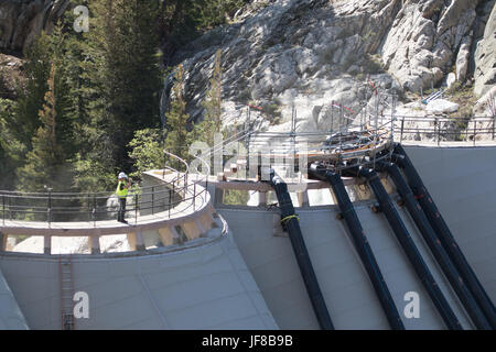 Überschüssiges Wasser wird abgepumpt Agnew See im Besitz und wird betrieben von Southern California Edison nach Rekordwinter Schnee verursacht schweren Schneeschmelze Abfluss. Stockfoto