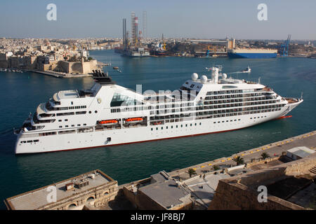 Reisen und Tourismus im Mittelmeer. Das Kreuzfahrtschiff Seabourn Odyssey bei der Ankunft im Grand Harbour von Malta. Geographie und wirtschaftliche Entwicklung. Stockfoto