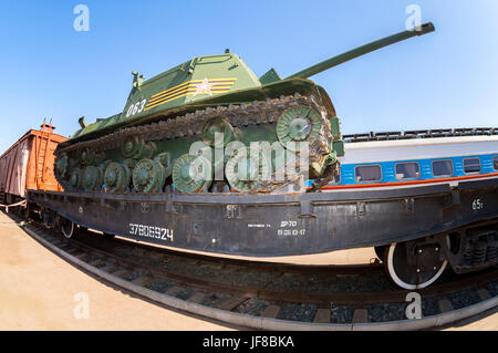 Samara, Russland - 29. April 2017: Alte sowjetische Militär Panzer auf dem Bahnsteig Stockfoto