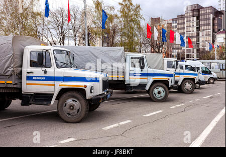 Samara, Russland - 20. Mai 2016: Russische Polizei Patrouille Fahrzeuge geparkt auf dem Kuibyschew Platz im Frühling Stockfoto