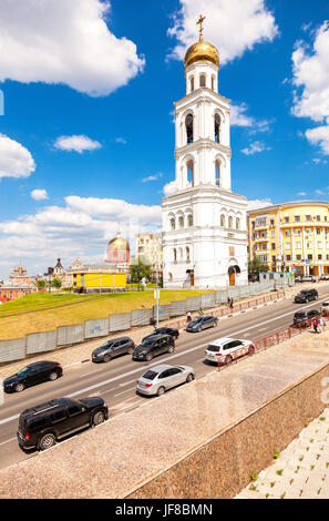 Samara, Russland - 12. Juni 2016: Blick auf den Glockenturm des Iversky Klosters in Samara gegen den blauen Himmel im Sommertag Stockfoto