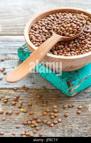 Raw braune Linsen in eine Schüssel geben. Stockfoto