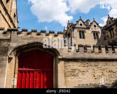 Die rote Tür an der St. Johns College, Universität Oxford, Oxford, England Stockfoto