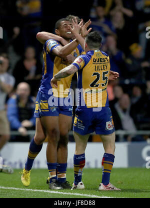 Leeds Rhinos Kallum Watkins (links) feiert erzielte Versuche seine Seiten Dritter des Spiels mit Teamkollege Jordan Lilley während des Betfred Super League Spiels Leeds Headingley Carnegie Stadium. Stockfoto