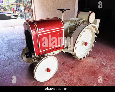 Der Traktor von André Citroën 1919, ein frühes Beispiel für die Beteiligung von Citroën an Industriemaschinen, wurde im Musée Maurice Dufresne ausgestellt und markiert einen Meilenstein in der landwirtschaftlichen Technologie. Stockfoto