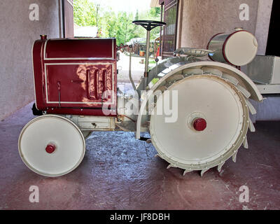 Der Traktor André Citroën 1919, der im Museum Maurice Dufresne ausgestellt wird, steht für eine frühe Ära französischer Landmaschinen, die auf Effizienz und Innovation ausgerichtet sind. Stockfoto