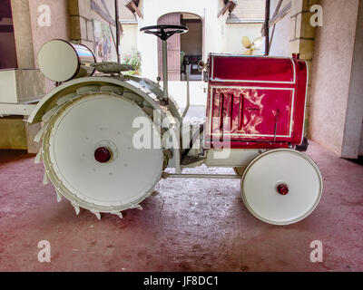 Der Traktor André Citroën 1919, der im Musée Maurice Dufresne ausgestellt wird, repräsentiert die französische landwirtschaftliche Innovation des frühen 20. Jahrhunderts und zeigt die Pionierarbeit von Citroën in der Maschinenentwicklung. Stockfoto