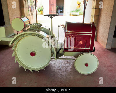 1919 Traktor André Citroën, Museum Maurice Dufresne – Ein Traktormodell von André Citroën aus dem Jahr 1919, das im Museum Maurice Dufresne ausgestellt wurde. Stockfoto