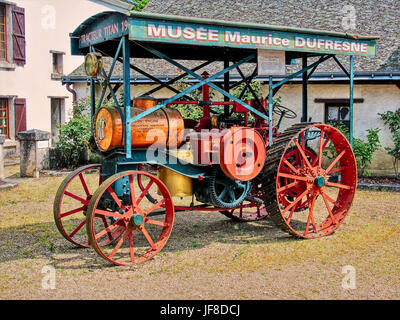 Der 1906er Titan Traktor, ausgestellt im Maurice Dufresne Museum, ist eine alte Landwirtschaftsmaschine, die die Agrartechnik des frühen 20. Jahrhunderts zeigt. Stockfoto