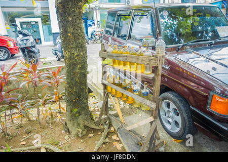 BALI, Indonesien - 8. März 2017: Illegale Benzin Benzin wird an der Seite der Straße verkauft, Recycling-Glas Wodka-Flaschen in Bali, Indonesien. Stockfoto