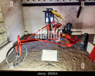 Der 1928 Kiva-Mäher, eine frühe landwirtschaftliche Maschine, die im Musée Maurice Dufresne ausgestellt wird und eine alte landwirtschaftliche Ausrüstung darstellt. Stockfoto