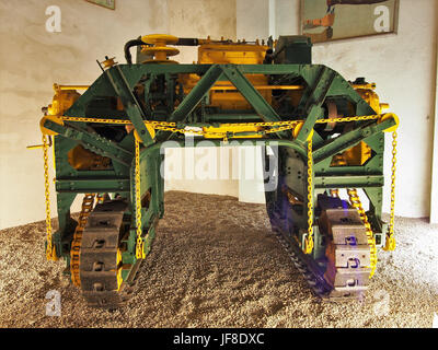 Der 1920 Vidal Tractor enjambeur, der im Musée Maurice Dufresne ausgestellt wird, ist ein Wandertraktor, der für spezialisierte landwirtschaftliche Arbeiten entwickelt wurde und frühe Landmaschinen präsentiert. Stockfoto