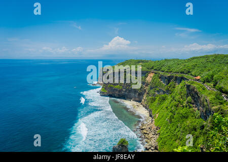 Herrliche Aussicht auf die Steilküste und das Meer in Uluwatu in Bali, Indonesien. Stockfoto