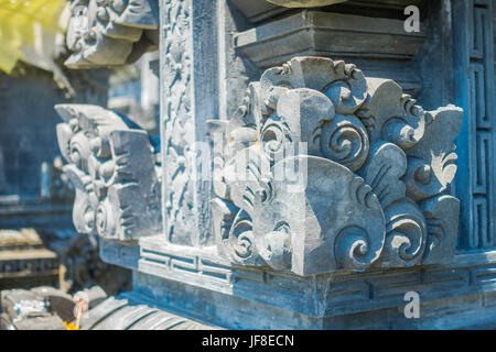 BALI, Indonesien - 11. März 2017: Nahaufnahme einer versteinerten Struktur in Uluwatu Tempel in Bali Island, Indonesien. Stockfoto