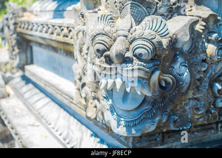 BALI, Indonesien - 11. März 2017: Nahaufnahme von einem versteinerten Gesicht in Uluwatu Tempel in Bali Island, Indonesien. Stockfoto