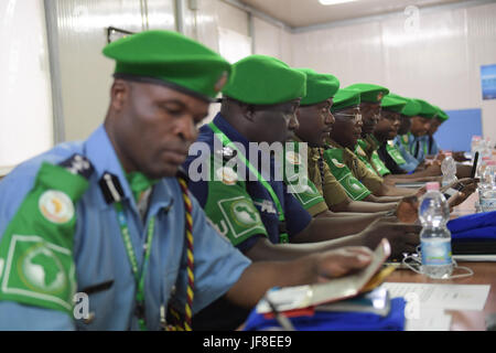 Einzelne Polizisten (IPOs) aus Sambia, Kenia, Sierra Leone und Uganda besuchen die Abschlussveranstaltung des achttägigen einzelnen Polizisten Einarbeitung in Mogadischu, Somalia am 18. Mai 2017. AMISOM Foto/Atulinda Allan Stockfoto