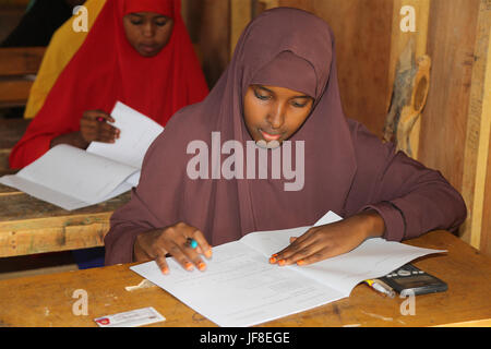 Studenten sitzen für ihre letzte Amtszeit Prüfung an der Mujama Secondary School in Beledweyne, Somalia, am 22. Mai 2017. AMISOM Foto Stockfoto