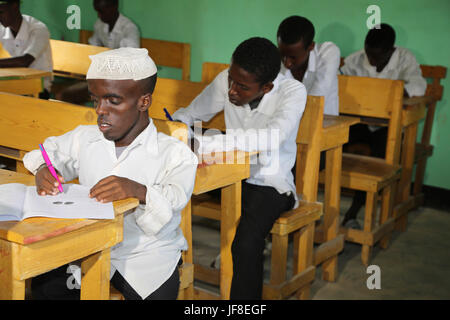 Studenten sitzen für ihre letzte Amtszeit Prüfung an der Mujama Secondary School in Beledweyne, Somalia, am 22. Mai 2017. AMISOM Foto Stockfoto