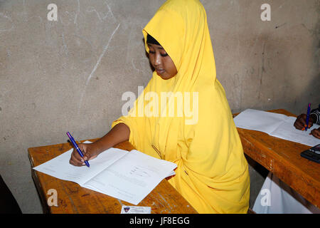 Studenten sitzen für ihre letzte Amtszeit Prüfung an der Mujama Secondary School in Beledweyne, Somalia, am 22. Mai 2017. AMISOM Foto Stockfoto