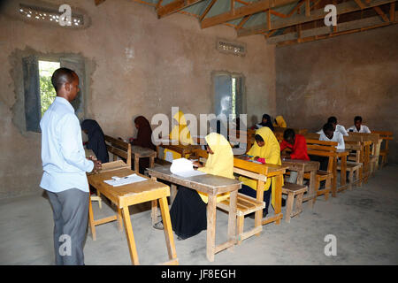 Studenten sitzen für ihre letzte Amtszeit Prüfung an der Mujama Secondary School in Beledweyne, Somalia, am 22. Mai 2017. AMISOM Foto Stockfoto