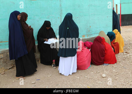 Schüler überarbeiten ihren Unterricht, bevor sie für ihre letzte Amtszeit Prüfung an der Mujama Secondary School in Beledweyne, Somalia, am 22. Mai 2017 sitzen. AMISOM Foto Stockfoto