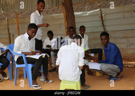 Schüler überarbeiten ihren Unterricht, bevor sie für ihre letzte Amtszeit Prüfung an der Mujama Secondary School in Beledweyne, Somalia, am 22. Mai 2017 sitzen. AMISOM Foto Stockfoto