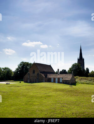 Oakham Castle, Oakham, Rutland. England UK. Eines der schönsten Beispiele der normannischen Architektur. Ursprünglich war es als die Große Halle bekannt und war Teil eines viel größeren befestigte Manor House. Können alle Heiligen Pfarrkirche Oakham im Hintergrund gesehen werden. Es ist eine helle diesigen Nachmittag mit blauen Himmel und nur ein paar Wolken. Stockfoto