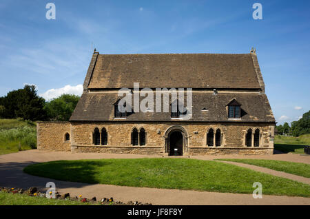 Oakham Castle, Oakham, Rutland. England UK. Eines der schönsten Beispiele der normannischen Architektur. Ursprünglich war es als die Große Halle bekannt und war Teil eines viel größeren befestigte Manor House. Es ist eine helle diesigen Nachmittag mit blauen Himmel und nur ein paar Wolken. Stockfoto