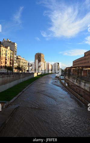 Brücke im Hochformat über Fluss Guadalmedina in Málaga, Spanien Stockfoto