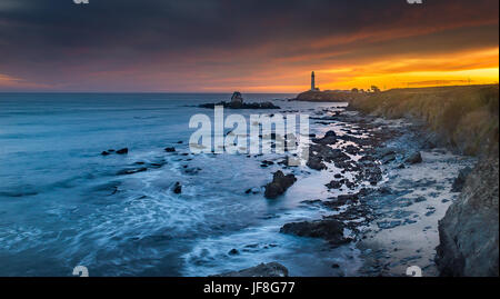 Pigeon Point Leuchtturm bei Sonnenuntergang, Wahrzeichen der Pazifikküste Stockfoto