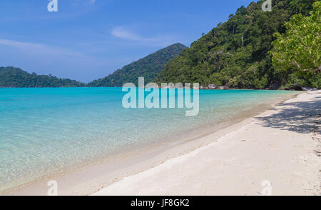 Ko Surin weißen Sandstrand und türkisblauen Meer Thailand. Stockfoto