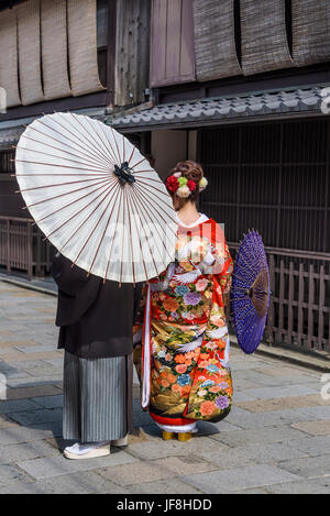 Japanisches Paar in Tracht, mit ihren Fotos ein paar Tage vor der eigentlichen Hochzeit gekleidet. Stockfoto