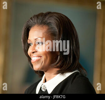 First Lady Michelle Obama grüßt militärische Familienmitglieder im East Room des weißen Hauses. Michelle Obama und militärische Familienmitglieder Besuch des weißen Hauses teilgenommen bei der Verzierung von Cookies.  Bildnachweis: Patsy Lynch/MediaPunch Stockfoto