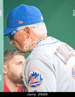 New York Mets Manager Terry Collins (10) ist das erste man ins Clubhaus nach seinem Team 23-5-Niederlage gegen die Washington Nationals am Nationals Park in Washington, D.C. am Sonntag, 30. April 2017 hatte.    Bildnachweis: Ron Sachs / CNP/MediaPunch (Einschränkung: NO New York oder New Jersey Zeitungen oder Zeitschriften in einem Umkreis von 75 Meilen von New York City) Stockfoto