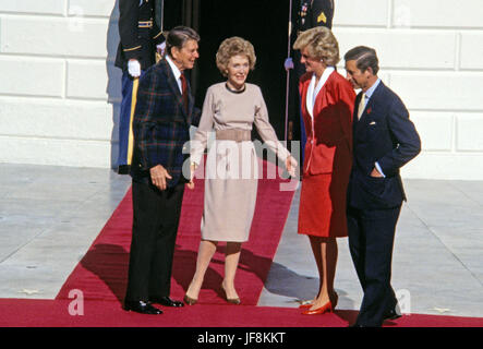 Washington, DC - 9. November 1985--US-Präsident Ronald Reagan und die First Lady Nancy Reagan grüßen Prinzessin Diana und Prinz Charles im Weißen Haus in Washington, DC am 9. November 1985 Credit: Howard L. Sachs / CNP /MediaPunch Stockfoto