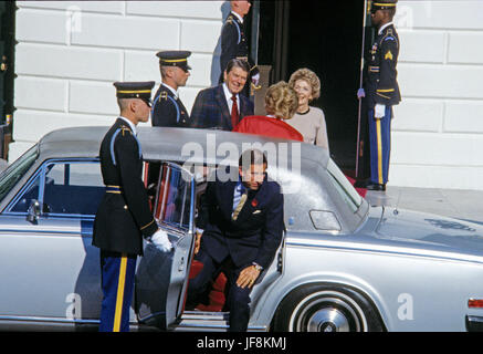 Washington, DC - 9. November 1985--US-Präsident Ronald Reagan und die First Lady Nancy Reagan grüßen Prinzessin Diana und Prinz Charles im Weißen Haus in Washington, DC am 9. November 1985 Credit: Howard L. Sachs / CNP /MediaPunch Stockfoto