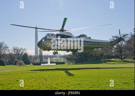 Marine mit einem US-Präsident Barack Obama und seine Familie an Bord, bereitet sich bereits auf dem South Lawn des weißen Hauses in Washington, DC zu landen, wie die erste Familie von ihrer zweiwöchigen Urlaub auf Hawaii auf Sonntag, 3. Januar 2016 zurückkehrt.  Bildnachweis: Ron Sachs / Pool über CNP /MediaPunch Stockfoto