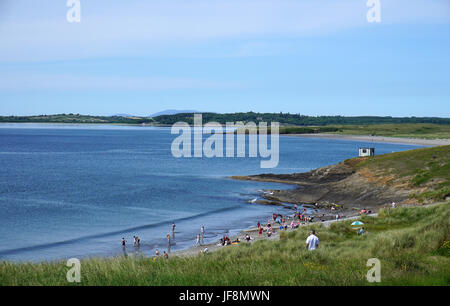 Urlauber Badegäste am Strand und im Meer am Rosses Point County Sligo Irland wilden Atlantik Weg Stockfoto