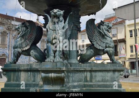 Details zu den Skulpturen aus Bronze-Löwen im Brunnen befindet sich in der Plaza Gomes Teixeira, Porto, Portugal. Stockfoto