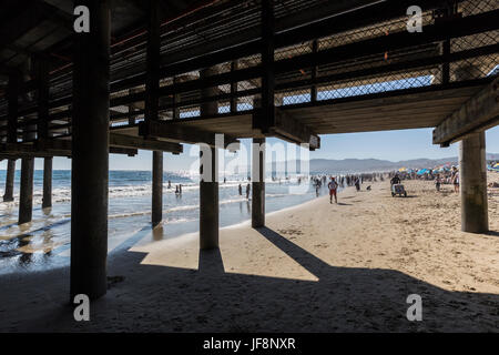 Santa Monica, Kalifornien, USA - 26. Juni 2017: Große Sommer Menschenmassen am Strand von Santa Monica in Südkalifornien. Stockfoto