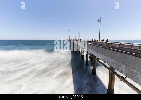 Los Angeles, Kalifornien, USA - 26. Juni 2017: Venedig Strand Angelsteg mit Motion Blur Wellen. Stockfoto