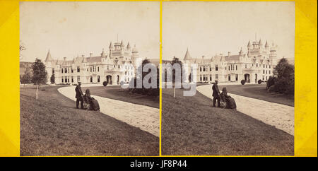 Ein atemberaubender Blick auf Balmoral Castle aus dem Südwesten, aufgenommen in einem Vintage-Foto. Das majestätische Schloss vor der Kulisse der zerklüfteten Landschaften Schottlands symbolisiert königliches Erbe und architektonische Pracht. Stockfoto